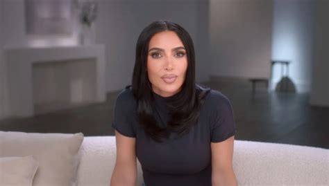 Kim Kardashian rouba a cena com bumbum à。